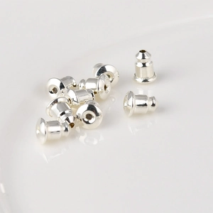 Detailopname van glanzende zilveren metalen oorbelstoppers voor DIY-sieraden maken