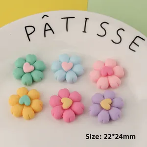 Bunte matte Harzblumen 22x24mm mit Herzmitte für DIY Bastelarbeiten und Schmuck