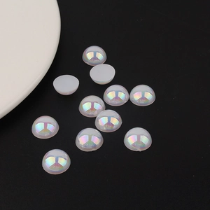 Détail macro de demi-perles en acrylique irisées à dos plat pour décoration de coques DIY