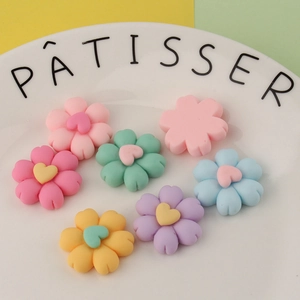 Bunte Harzblumen mit Herzmitte für DIY-Schmuck und Handyhüllen Bastelzubehör Set