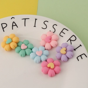 Sechs bunte Harzblumen mit Herzmitte für DIY-Handyhüllen und Haarschmuck-Zubehör