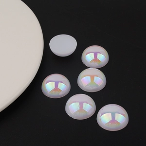 Détail de perles en acrylique AB irisées à dos plat pour la décoration de coques