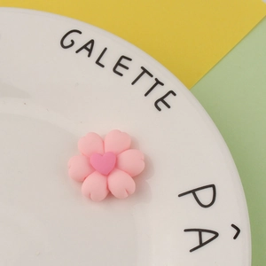 Makro-Detail einer 3D-Harzblume in Rosa mit Herzmitte für handgefertigte DIY-Projekte