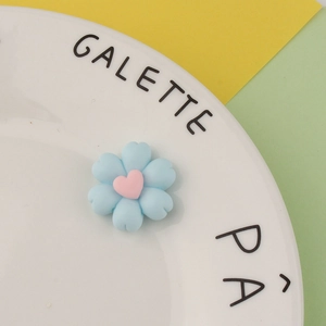 Nahaufnahme einer blauen Harzblume mit rosa Herzmitte für DIY-Handwerksprojekte