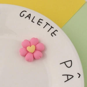 Makroaufnahme von rosa Residenblume mit gelbem Herz für DIY-Handwerksprojekte