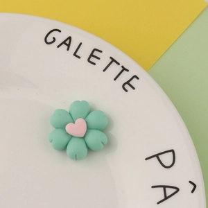 Detail der mintgrünen Harzblume mit rosa Herz für DIY-Handyhüllen und Bastelarbeiten