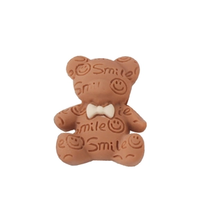 Niedliches braunes Bären-Accessoire aus Harz mit Smile-Schriftzug und Schleife