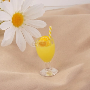 Miniatura di bicchiere di succo di limone con cannuccia per decoro fai-da-te