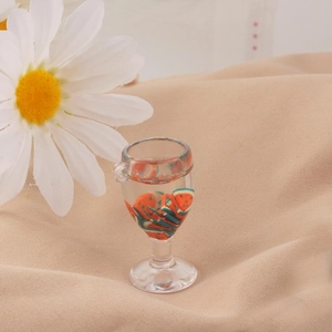 Vista dettagliata di una tazza di succo di frutta in miniatura con anguria per il fai-da-te
