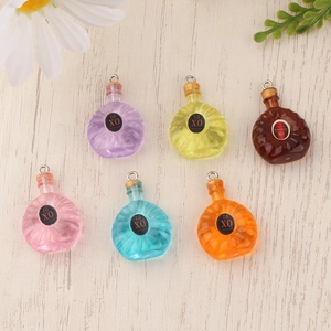 Set mit 6 bunten Mini-Resin-XO-Likörflaschenanhängern mit Silberösen für DIY-Schmuckherstellung