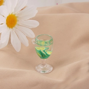 Dettaglio macro di un bicchiere da cocktail in miniatura con fettine di lime e resina