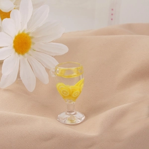 Dettaglio macro di un ciondolo per bevanda al limone in resina con anello per il DIY