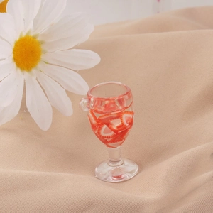 Dettaglio di ciondolo mini bevanda alla fragola in resina con gancio per gioielli fai-da-te