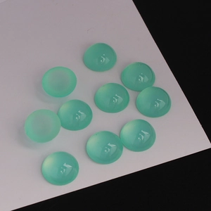 Détail macro de cabochons en résine vert menthe translucide pour la création de bijoux DIY