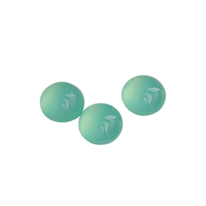 Trois perles d'agate verte en résine pour la création de bijoux sur fond blanc