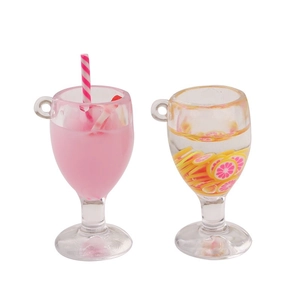 Ciondoli per bevande alla frutta in miniatura con latte rosa e fette di limone in resina