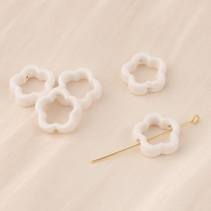 Detaillierte Makroansicht weißer fünfblättriger Keramikblumenperlen für DIY-Schmuck