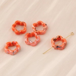 Details von fünfblättrigen Blumenharzperlen mit Schildpattmuster für DIY-Schmuck