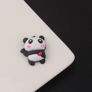 Dettaglio di un panda in resina 3D con guance rosa e cuore rosso per decorazioni DIY