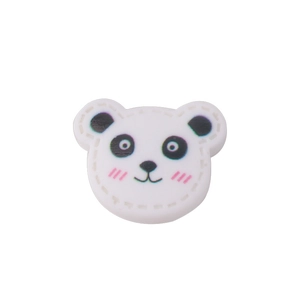 Ciondolo a forma di panda 3D in resina con guance rosa e dettagli di cucitura su bianco
