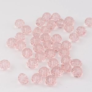 Makroaufnahme von rosa facettierten Kristallperlen für DIY-Schmuck und Ketten