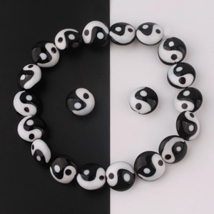 Handbeschilderde keramische yin yang kralenarmband met zwart-wit balansontwerp
