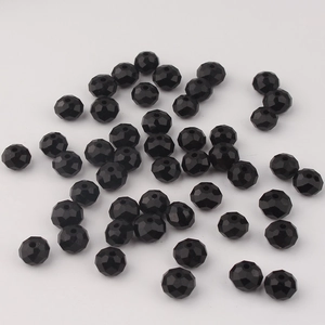 Nahaufnahme von 8 mm facettierten schwarzen Glasperlen mit reflektierenden Oberflächen für DIY