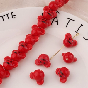 Dettaglio macro di perline a forma di topo in ceramica rossa per gioielli fai da te