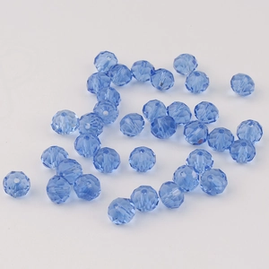 Detailansicht der 8mm hellblauen Kristallperlen mit Facettenschliff und Fädelloch