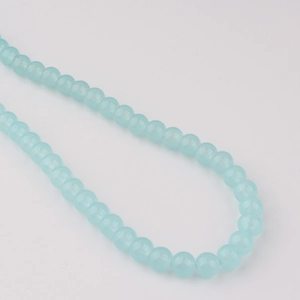 Vue détaillée de perles de verre bleu clair translucides de 8 mm pour bijoux DIY