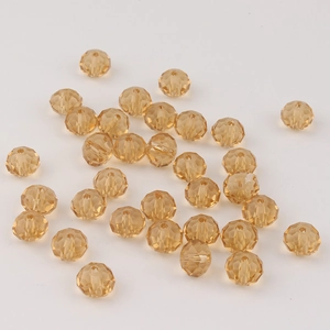 Makroaufnahme von 8mm champagnerfarbenen Kristallperlen für DIY Schmuck und Basteln