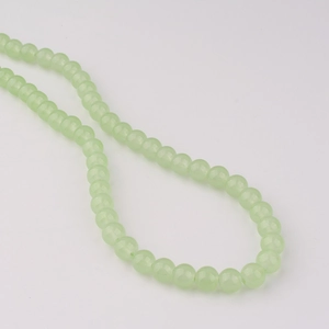 Vue détaillée de perles de verre vert clair de 8mm pour la création de bijoux DIY