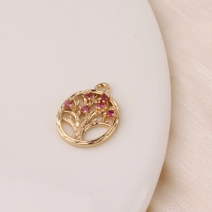 Makroaufnahme Lebensbaum Anhänger mit vergoldetem Finish und rosa Zirkonia Stein