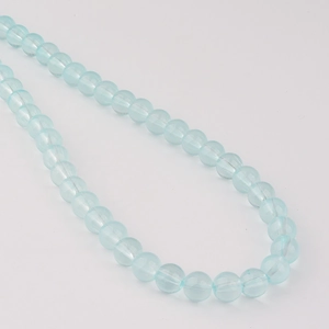 Détail macro de perles en verre bleu clair de 8mm pour la création de bijoux