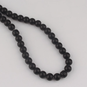 Gros plan de perles en verre noir poli de 8mm pour la fabrication de bijoux DIY et bracelets