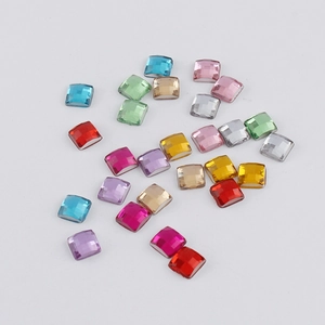 Vue détaillée de strass carrés en acrylique de 4mm aux surfaces facettées et aux dos plats