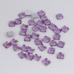 Détail macro de strass carrés en acrylique violet de 4mm avec base argentée plate
