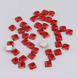 Vue macro de strass carrés rouges de 4 mm à facettes pour la décoration d'ongles DIY