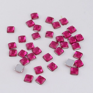 Vue macro de strass acryliques facettés rose de 4mm pour bricolage créatif
