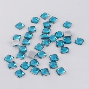 Détails macro de strass en acrylique bleu à facettes 4mm pour nail art DIY et artisanat