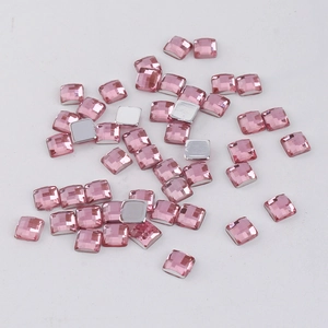Vue détaillée de strass carrés en acrylique rose 4mm avec base argentée pour le nail art