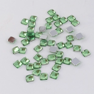 Détails macro des strass carrés verts de 4mm en acrylique à facettes pour DIY