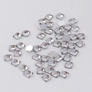Vue macro de strass carrés en acrylique 4mm avec dos plat argenté pour loisirs créatifs