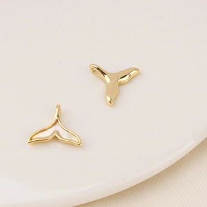 Detailansicht vergoldeter Fischschwanz-Anhänger mit Zirkon und Muschel-Inlay für DIY-Schmuck