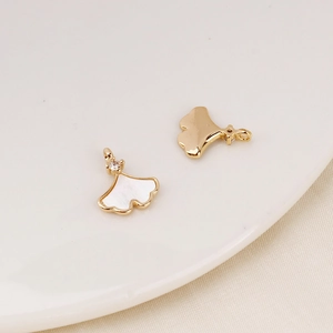 Details von vergoldeten Ginkgo-Blatt-Anhängern mit Perlmutteinlage und Zirkon für DIY-Schmuck