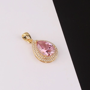 Dettaglio del pendente in cristallo rosa a forma di pera con montatura micro-pavé placcata oro