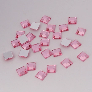 Détail de strass carrés roses en acrylique à dos plat pour nail art et bricolage DIY