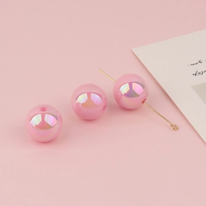 Makroaufnahme irisierender Meerjungfrau-Acrylperlen mit Goldnadel für DIY-Schmuckherstellung