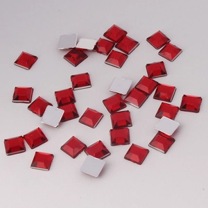 Vue macro de strass carrés rouges de 5 mm à dos plat avec facettes pour décoration DIY