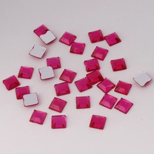 Détail macro de strass acryliques carrés rose foncé 5mm avec dos plat argenté poli